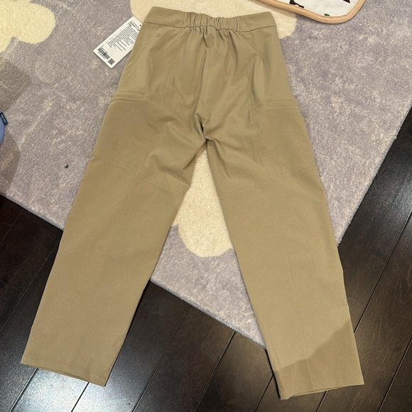 Lululemon Ventlight Cargo Crop Pant, size 0, Color: Trench - Picture 3 of 5